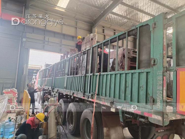 山東智慧公交候車(chē)亭第七批次裝車(chē)圖片